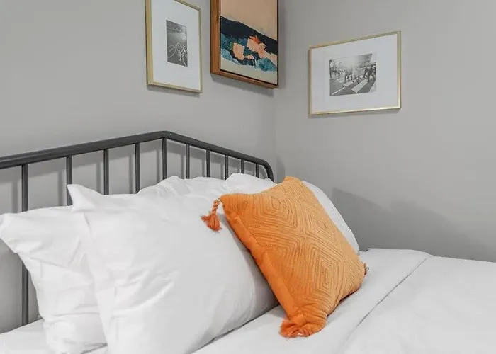 Cozysuites Modern 2br, Downtown Apartment